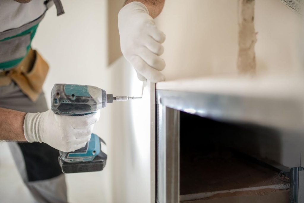plaquiste albi de MSI Peinture Tarnaise installant une vis dans un cadre métallique. plaquiste albi de MSI Peinture Tarnaise installant une vis dans un cadre métallique.